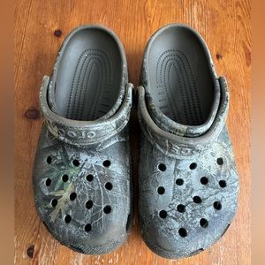 CROCS boys camo size 5
